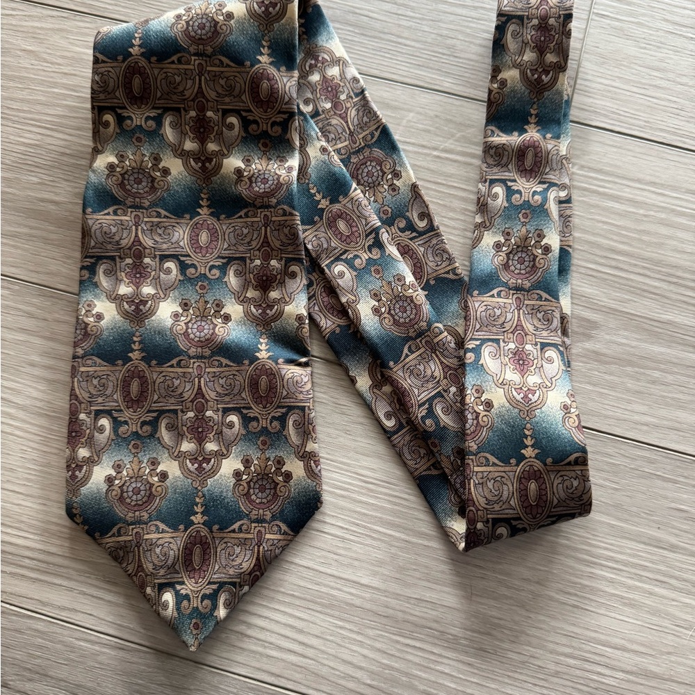 Elegant Patterned Tie in Blue and Cream